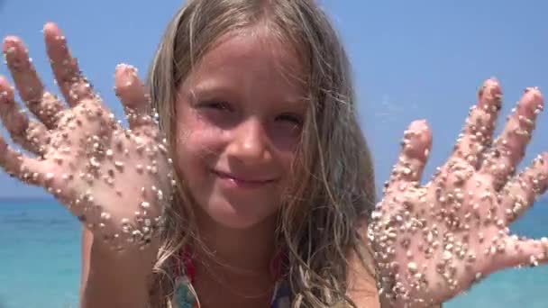 Παιδί που παίζει στην παραλία, παιδί πορτρέτο χαμογελώντας στην παραλία, ξανθό κορίτσι που παίζει στην άμμο δίπλα στη θάλασσα κύματα, τα παιδιά στις καλοκαιρινές διακοπές — Αρχείο Βίντεο