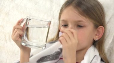 Hasta Çocuk Yatakta, Hasta Çocuk Koronavirüs Salgınında Uyuşturucu İçiyor, Acı çeken Kız İlaç Kullanıyor, İlaç, Sağlık Hizmetleri