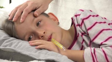 Termometresi olan hasta çocuk, yatakta üzgün çocuk, Coronavirus salgınında küçük anne kızı, aile sağlık hizmetleri.