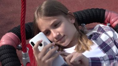 Swing 'de Smartphone Oynayan Çocuk, Parktaki Akıllı Telefon' da İnternete Bakan Genç Çocuk, Oyun Sahasındaki Ergen Kız