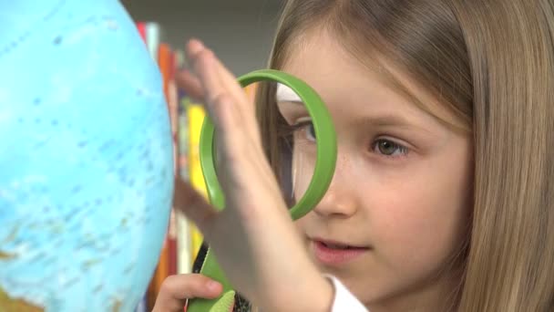 Fille étudiant Globe Terre dans le laboratoire de géographie, Enfant en classe scolaire, Apprentissage des enfants en classe, Étudiante écolière travaillant — Video
