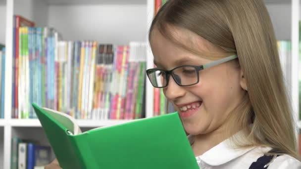 Παιδί Διαβάζοντας ένα βιβλίο, Kid Learning School, Schoolgirl Studying from Home in Coronavirus Πανδημία, Homeschooling Online Εκπαίδευση — Αρχείο Βίντεο