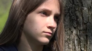 Ağacın Yanındaki Üzgün Düşünceli Çocuk, Mutsuz Kız, Depresyondaki Çocuk Oynamıyor, Koronavirüs Salgınında Ergenlerin Depresyonu