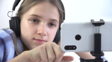 Akıllı Telefon Oynayan Çocuk, Tablet 'te Çocuk Bakımı İnternet, Cihazda Çalışan Kulaklıklı Okul Kızı, Çevrimiçi Salgın Eğitimi