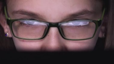 Kız Laptop 'ta Oynuyor, Bilgisayar Gecesinde, Gözlüklü Çocuk Masaüstünde İnternet Gözlüyor, Çocuk Video Oyunları Oynuyor, Çevrimiçi Eğitim