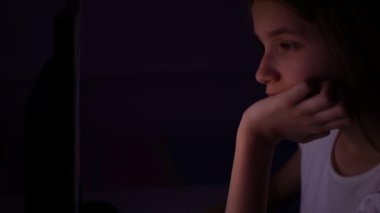 Laptop 'ta Oynayan Kız, Gece Bilgisayar, Masaüstünde İnternete Bakan Çocuk, Cihazda Oyun Oynayan Çocuk, Çevrimiçi Eğitim