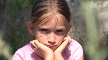 Harabelerde Terk Edilmiş Üzgün Çocuk, Mutsuz Başıboş Çocuk, Depresyondaki Zavallı Zorba Kız, Sefil Serseri Evsiz Çocuklar