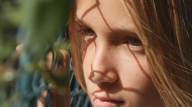 Üzgün Çocuk Terk Edilmiş, Hasta Mutsuz Kız, Bunalımlı Çocuk Koronavirüs Salgını, Depresyon, Üzüntü nedeniyle Çocuklarla Oynayamıyor