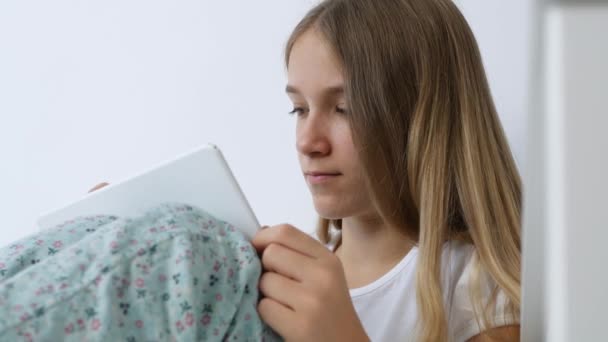 Los niños que estudian para la escuela en la cama, Adolescente aprendizaje de chicas jóvenes, Estudiante tarea de escritura de niños, Educación en el hogar, Educación para niños — Vídeos de Stock