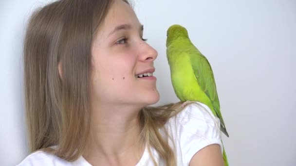 Kid Talk Papuga, Szczęśliwa dziewczyna gra swojego zwierzaka, dziecko gra ptaka w domu, śmieszne indyjskie Ring-Necked papuga ptaków klatka rodzina — Wideo stockowe