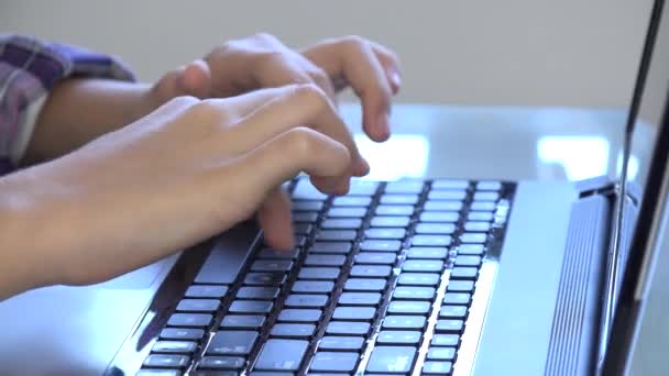 Niños navegando por Internet en el ordenador portátil, Niño estudiando mecanografía en la computadora en la pandemia del Coronavirus, Aprendizaje de niñas, Educación Escolar en línea — Vídeo de stock