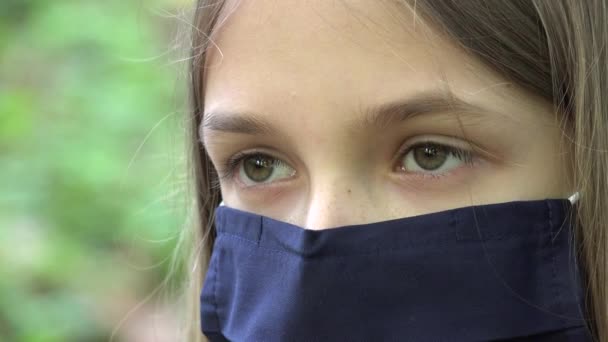 Gadis Sakit Mengenakan Topeng Pelindung karena Coronavirus Pandemic, Anak Sedih Terisolasi di Taman, Anak Remaja Bosan Tidak Senang Tidak Bermain — Stok Video