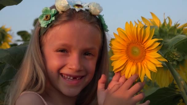 Farmer Kid in Sunflower Agriculture Field, Teenager Child játszik Agrárbetakarítás, Lány szabadban a természetben — Stock videók