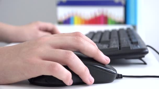 Ребенок просматривает Интернет в Интернете, ребенок учится, играет на настольном компьютере в коронавирус Пандемик, девочка в онлайн школьном образовании — стоковое видео