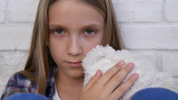 Δυσάρεστη έκφραση του παιδιού, λυπημένο στοχαστικό παιδί, στρεσαρισμένο τρίτο έφηβο κορίτσι σε κατάθλιψη, άρρωστο παιδί, κακοποιημένο νεαρό άτομο — Αρχείο Βίντεο