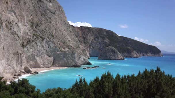 Griechenland lefkada strand mit blauen wellen stürzt auf meeresküste, meereslandschaft klippen blick mit türkisfarbenem wasser im sommerurlaub — Stockvideo