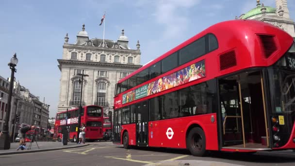 London Cars Tráfico en Piccadilly Circus, Gente caminando, Cruzando la calle, Lugares famosos, Edificios Lugares de interés en Europa — Vídeo de stock