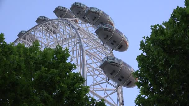 London Eye in Sunset, Mensen in pretpark, Toeristen Reizen, Beroemde Plaatsen, Gebouwen Bezienswaardigheden in Europa — Stockvideo