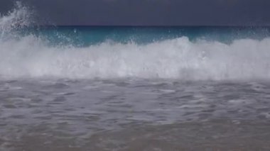 Yunanistan Plajı Mavi Dalgalarla Deniz Kıyısına Düştü, Deniz manzarası Turkuaz Suyu Yaz Tatilinde