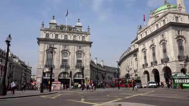 London Cars Traffic at Piccadilly Circus Timelapse, People Walking, Crossing Street, Time Lapse, Buildings Landmarks in Europe – stockvideo