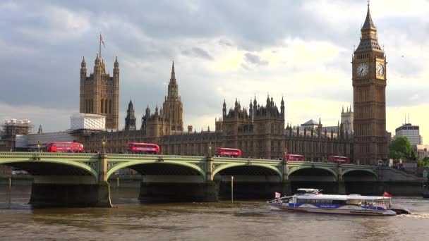 London Big Ben, Verkehr auf der Westminster Bridge am Parlament, rote Doppeldeckerbusse, berühmte Orte, Baudenkmäler in Europa — Stockvideo