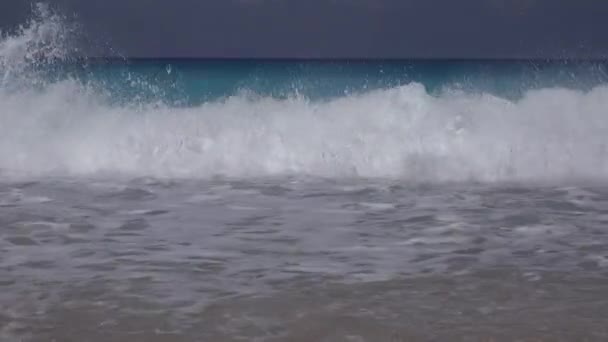 Griechischer Strand mit blauen Wellen stürzt auf Küste, Meerblick mit türkisfarbenem Wasser im Sommerurlaub — Stockvideo