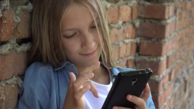 Smartphone 'da Oynayan Çocuk, Park' ta İnternet Tarayan Genç Kız, Sarışın Çocuk Dokunmatik Ekran Akıllı Telefonu