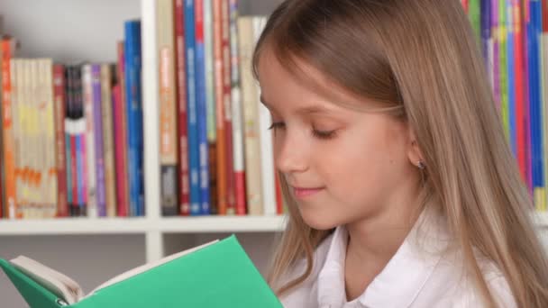 Kind liest ein Buch, Kind lernt Schule, Schülerin lernt von zu Hause aus in Coronavirus-Pandemie, Homeschooling Online Education — Stockvideo