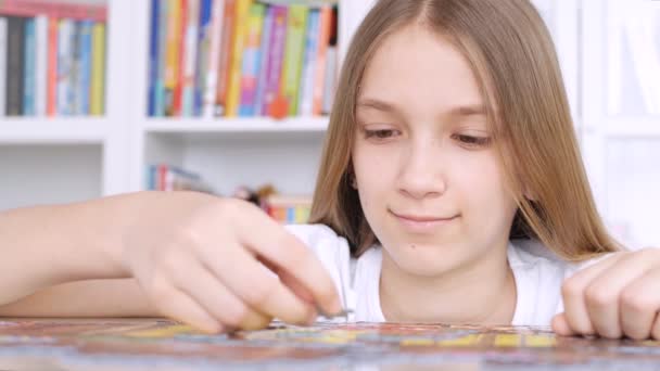 小孩玩拼图游戏，厌倦小孩在家里玩聪明游戏，少女玩室内棋盘游戏 — 图库视频影像