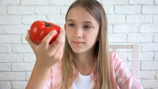 Kid Eating Tomato Child Eats Fruits Young Girl Tasting Vegetables — Stock Photo, Image
