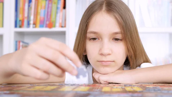 Kid Csinál Kirakós Puzzle Unatkozó Gyermek Játszik Intelligens Játékok Otthon — Stock Fotó