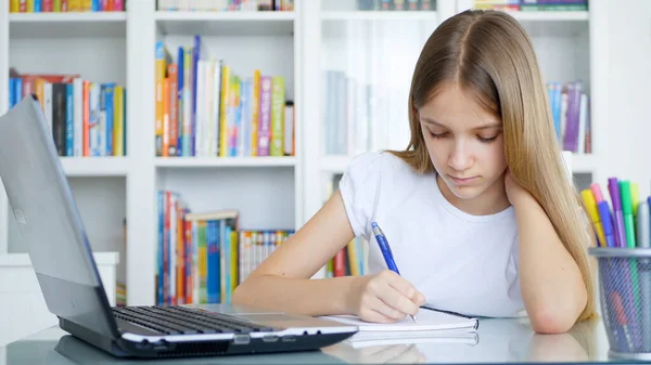 儿童使用笔记本电脑学习 儿童学习 在家写作 科罗纳威斯大流行病中的女学生 在家学习 网上教育 — 图库照片
