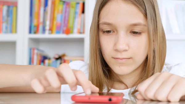 Bambino Che Utilizza Smartphone Che Studia Navigazione Internet Apprendimento Dei — Foto Stock