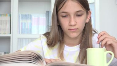 Çocuk Okuma Kitabı, Çay İçme, Okul Kütüphanesinde Öğrenim Gören Ergen Öğrenci Kız, Çocuk, Öğrenim, Sınıf Eğitimi