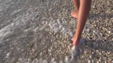 Çocuk Ayakları Yürüyüşü, Gün batımında Sahilde Oynama, Deniz Dalgalarında Çocuk Ayak İzleri, Denizdeki Kız Ayak İzleri, Yaz Tatili