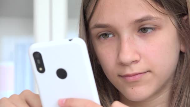 Meisje dat Smartphone speelt, Kid Browsing Internet on Phone, Tiener kind dat boodschappen leest, Kinderen die online zoeken op apparaten — Stockvideo