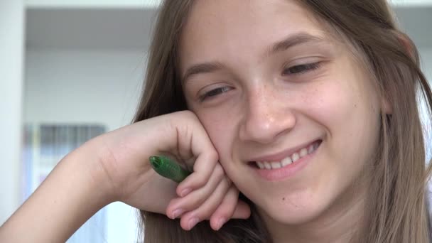 Kinder lesen Bücher, Schüler in der Schulbibliothek, Teenager Blondes Mädchen lernt Lernen im Klassenzimmer, Erziehung von Jugendlichen — Stockvideo