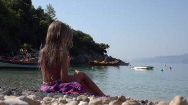 Sarışın Kız Sahilde Oynuyor, Çocuk Deniz Dalgalarında Çakıl Fırlatıyor, Çocuk Yaz Tatilinde Sahilde Oynuyor