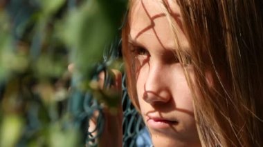 Üzgün Çocuk Terk Edilmiş, Hasta Mutsuz Kız, Bunalımlı Çocuk Koronavirüs Salgını, Depresyon, Üzüntü nedeniyle Çocuklarla Oynayamıyor