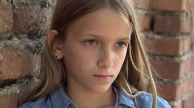 Üzgün Çocuk, Mutsuz Çocuk, Düşünceli Zorba Genç Kız Park 'ta, Çocuklar Üzüntü, Depresyon Portresi