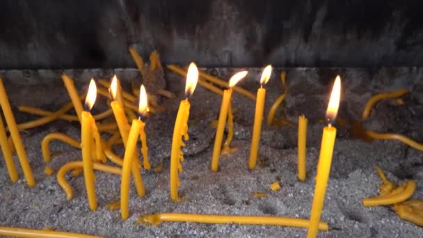 Burning Candles in Dark, Κεριά στην Ορθόδοξη Εκκλησία, Φως Σύμβολο στη Μονή, Θρησκευτική Παράδοση — Αρχείο Βίντεο