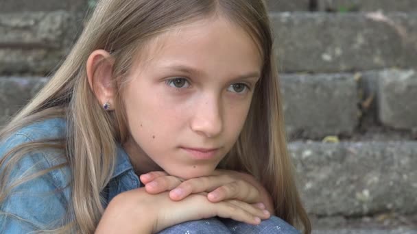 Trauriges Mädchen, unglückliches Kind, nachdenkliches gemobbtes Teenager-Kind im Park, Traurigkeit bei Kindern, Depression bei Jugendlichen — Stockvideo