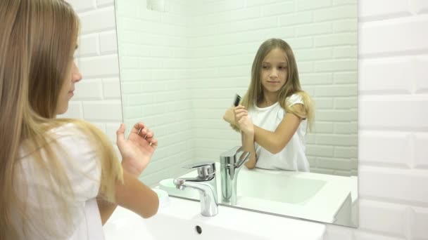 Kid Bürsten der Haare im Spiegel, Kinderhaar im Badezimmer gekleidet, Blondes Mädchen Kämmen, Frisur — Stockvideo