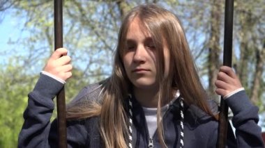 Üzgün Düşünceli Çocuk Swing 'te, Mutsuz Çocuk Park' ta, Depresyondaki Kız Oynamıyor, Koronavirüs Salgınında Ergenlerin Depresyonu