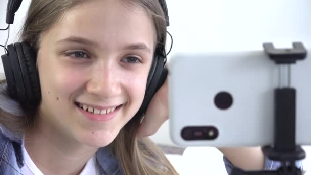 Παιδική μελέτη, Παίζοντας στο Smartphone σε τηλεδιάσκεψη, Kid Learning on Tablet, Schoolgirl Talking Teacher, Online Εκπαίδευση — Αρχείο Βίντεο