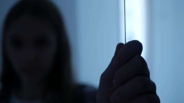 Ragazza accendere la luce in una stanza buia, Bambino accendere la luce su una lampadina a led, Bambino accende la luce a casa, Tirare spegnere — Video Stock