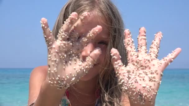 Dziecko bawiące się na plaży, Portret dziecka uśmiechnięte na brzegu morza, Blondynka bawiąca się w piasku morskim, Dzieci w letnie wakacje — Wideo stockowe