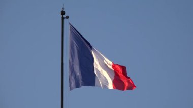 Paris 'te Fransa Bayrağı, Günbatımında Mavi Gökte Fransız Bayrağı Dalgalanıyor, Ulusal Vatanseverlik Sembolü, Avrupa' da Vatanseverlik İşareti