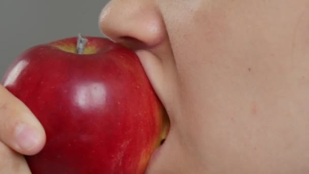 Niño comiendo manzana, Niño come frutas, Niña comiendo comida saludable en el desayuno en la cocina, Cuidado de la salud de los niños — Vídeos de Stock