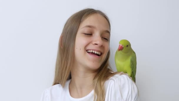 Dívka mluvit papoušek, Happy Kid hrát její mazlíček, Dítě hraje ptáka doma, Funny Indian Ring-Necked Papoušek Birds Cage Family — Stock video